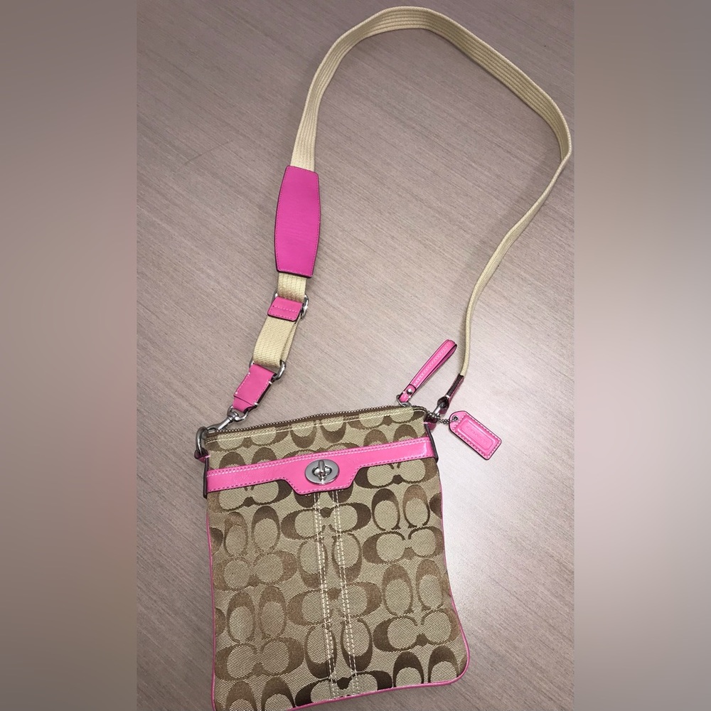Coach Classic Signature Crossbody Bag